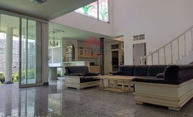 Rumah besar lokasi terbaik dan strategis di Surya Setra