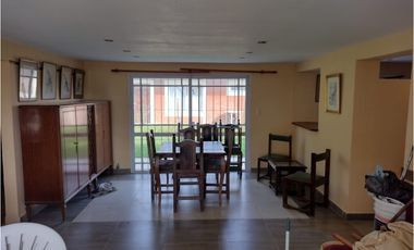 Chalet 4  y 2 ambientes en Venta