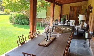 Casa estilo ingles en venta de 7 dorm. las brisas en Colina