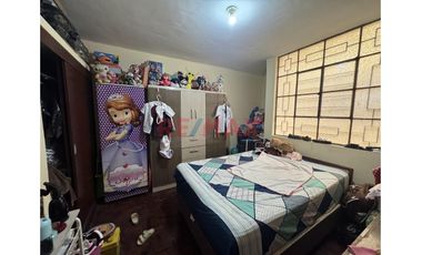 Alquilo Casa De 3 Pisos En Urb. Latina – Jlo, Para Empresas