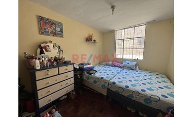 Alquilo Casa De 3 Pisos En Urb. Latina – Jlo, Para Empresas