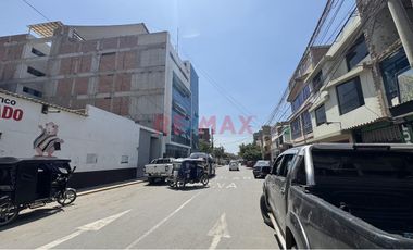 Alquilo Casa De 3 Pisos En Urb. Latina – Jlo, Para Empresas