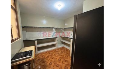 Alquilo Casa De 3 Pisos En Urb. Latina – Jlo, Para Empresas
