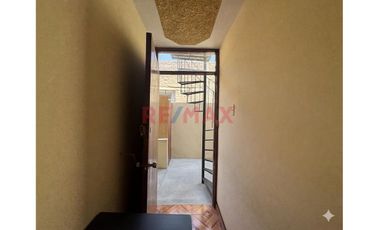 Alquilo Casa De 3 Pisos En Urb. Latina – Jlo, Para Empresas