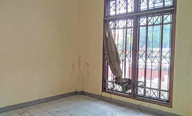 Rumah sederhana dengan tanah luas di pinggir jln raya dekat Malioboro