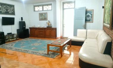 Rumah Villa Lama Terawat Apik Siap Huni Dago Ciburial Bandung