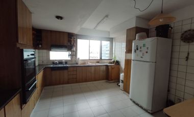 VENTA - 5 AMB. C/ DEPENDENCIA SERVICIO