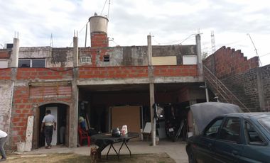 VIVIENDA MULTIFAMILIAR EN LOSA, DE 8 X 13 EN DOS PLANTAS,  4 DEPARTAMENTOS, 180 M2 CUBIERTOS, ESTADO GENERAL BUENO, OPORTUNIDAD