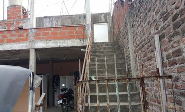 VIVIENDA MULTIFAMILIAR EN LOSA, DE 8 X 13 EN DOS PLANTAS,  4 DEPARTAMENTOS, 180 M2 CUBIERTOS, ESTADO GENERAL BUENO, OPORTUNIDAD