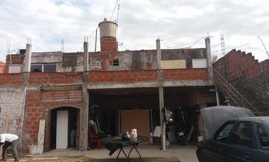 VIVIENDA MULTIFAMILIAR EN LOSA, DE 8 X 13 EN DOS PLANTAS,  4 DEPARTAMENTOS, 180 M2 CUBIERTOS, ESTADO GENERAL BUENO, OPORTUNIDAD
