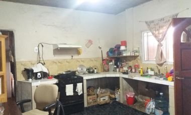 VIVIENDA MULTIFAMILIAR EN LOSA, DE 8 X 13 EN DOS PLANTAS,  4 DEPARTAMENTOS, 180 M2 CUBIERTOS, ESTADO GENERAL BUENO, OPORTUNIDAD