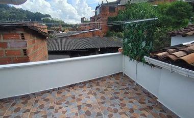 casa en arriendo en la tablaza. Cod A9432620