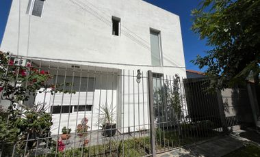 Casa en venta - 2 Dormitorios 3 Baños - Cocheras - 215Mts2 - City Bell, La Plata