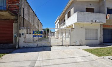 A la venta propiedad con amplio terreno y dos viviendas en Laferrere