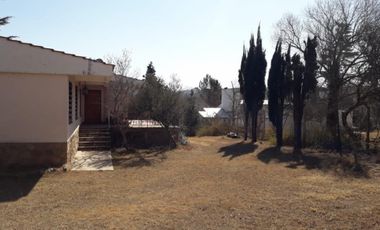 CHALET AMPLIO CON GRAN PARQUE. PISCINA. CANCHA DE PADLE. 4 DORMITORIOS