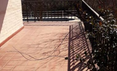 CHALET AMPLIO CON GRAN PARQUE. PISCINA. CANCHA DE PADLE. 4 DORMITORIOS