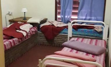 CHALET AMPLIO CON GRAN PARQUE. PISCINA. CANCHA DE PADLE. 4 DORMITORIOS