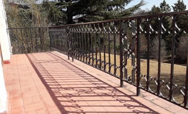 CHALET AMPLIO CON GRAN PARQUE. PISCINA. CANCHA DE PADLE. 4 DORMITORIOS