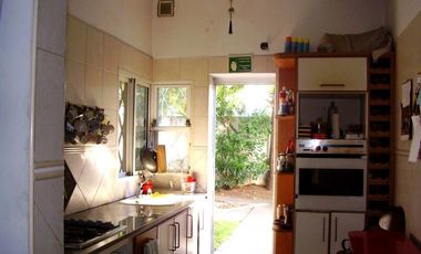 Venta Olivos Casa 3 amb.-  Lote propio-