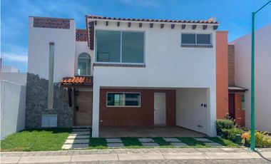 Casa En Venta Dentro De Fraccionamiento En Zerezotla