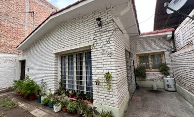 Casa/Terreno en venta en Dorrego frente al Jumbo