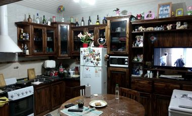 Casa 3 amb. s/lote de 10x41 mas Galpon 70 m2.