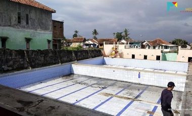 Rumah Kolam Renang di Pangatikan Garut
