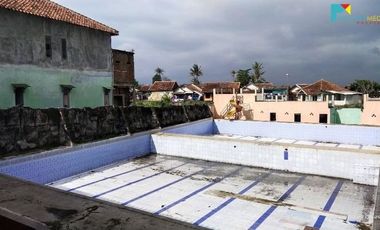Rumah Kolam Renang di Pangatikan Garut