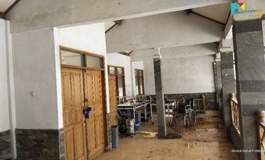 Rumah Kolam Renang di Pangatikan Garut