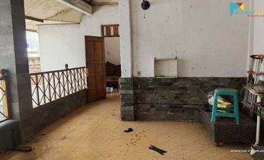 Rumah Kolam Renang di Pangatikan Garut