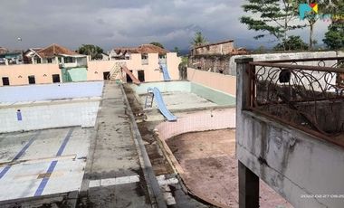 Rumah Kolam Renang di Pangatikan Garut