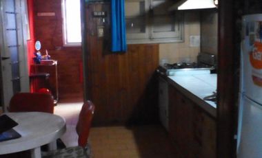 Jorge Goapper Propiedades MP 04-4362 VENDE EN BELL VILLE
PROPIEDAD INTERNA  sobre calle Cordoba 326 pleno centro,  4 dormitorios,  2 baños ,  2 cocinas, living – comedor , lavadero