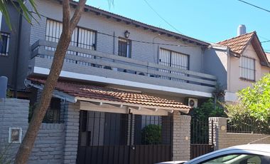 Casa en Venta en San Isidro Bajo, 4 dormitorios, Jardín con Pileta.