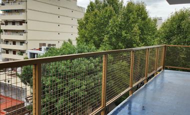 4 ambientes al frente con balcón y cochera cubierte para actualizar