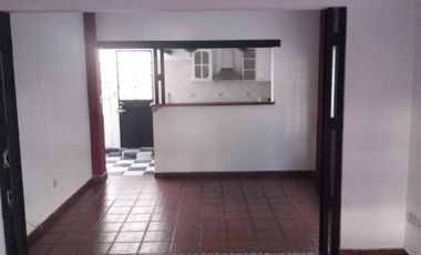 Tipo Casa al frente con entrada auto