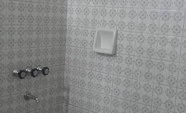 Tipo Casa al frente con entrada auto