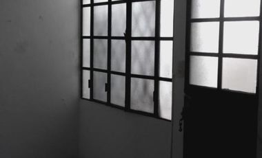 Tipo Casa al frente con entrada auto