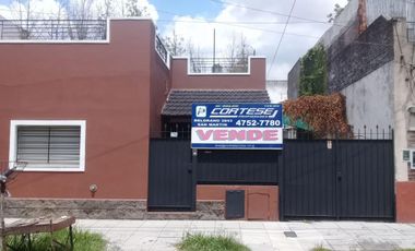 Tipo Casa al frente con entrada auto