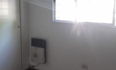 Tipo Casa al frente con entrada auto