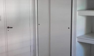 Tipo Casa al frente con entrada auto