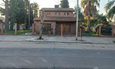 Casa en venta - 4 Dormitorios 3 Baños - Cochera - 1600Mts2 - Luis Guillón, Esteban Echeverría