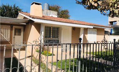 Villa Allende en venta casa 2 dormitorios mas departamento centro.