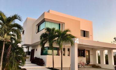 Venta residencia 4 recámaras en Isla Dorada Cancun  excelente ubicación