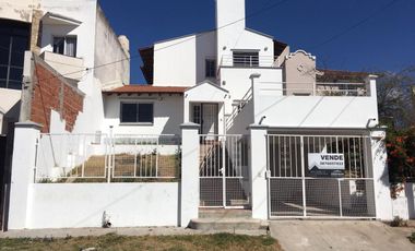 Casa en venta de 3 dormitorios, dependencia y cochera en Alto La Loma.