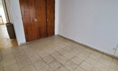 CASA AMERICANA DE 4 AMBIENTES SOBRE LOTE DE 220m2 EN FORTUNATO DE LA PLAZA
