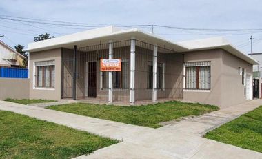 CASA AMERICANA DE 4 AMBIENTES SOBRE LOTE DE 220m2 EN FORTUNATO DE LA PLAZA