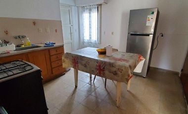 CASA AMERICANA DE 4 AMBIENTES SOBRE LOTE DE 220m2 EN FORTUNATO DE LA PLAZA