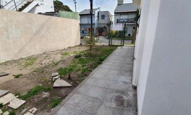 CASA AMERICANA DE 4 AMBIENTES SOBRE LOTE DE 220m2 EN FORTUNATO DE LA PLAZA
