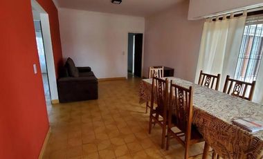CASA AMERICANA DE 4 AMBIENTES SOBRE LOTE DE 220m2 EN FORTUNATO DE LA PLAZA