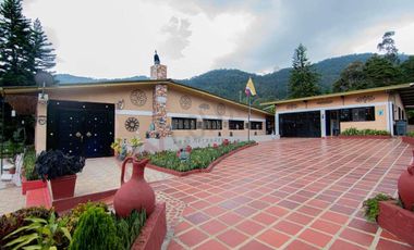 Venta de Casa Campestre a puerta cerrada en Dapa, Valle del Cauca Area lote 12.856 mt2, area construida 377 mt2-9413